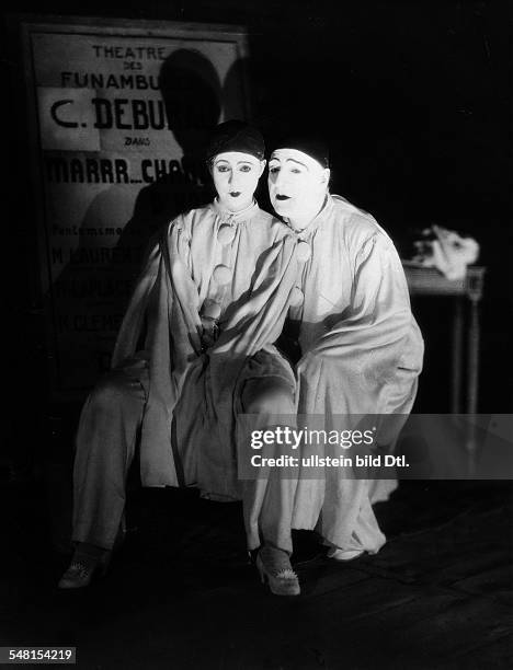 Guitry, Sacha *21.02.1885-+ Stage actor, film actor, director, screenwriter, and playwright, France - with his wife Yvonne Printemps acting in his...