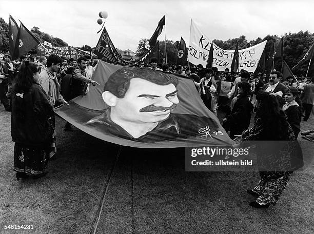 Demonstration von Kurden im Hofgarten in Bonn zur Unterstützung eines Hungerstreiks. Ein Transparent zeigt das Portrait des PKK - Führers Abdullah...