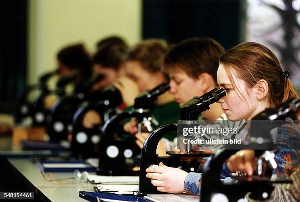 Studenten beim Mikroskopieren im Fach Pathologie im Universitätsklinikum Steglitz - November 1994 Werbliche Nutzung und elektronische Verfremdung nur...