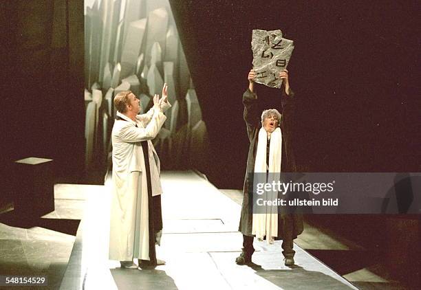 'Moses und Aron' von Arnold Schönberg Deutsche Oper Berlin Inszenierung: Götz Friedrich Szene mit v.l. Chris Merritt und Rolf Boysen Premiere:...