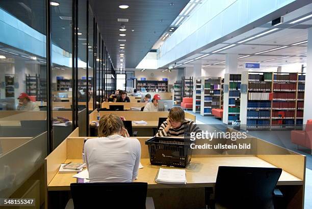 University Maastricht, students in the library