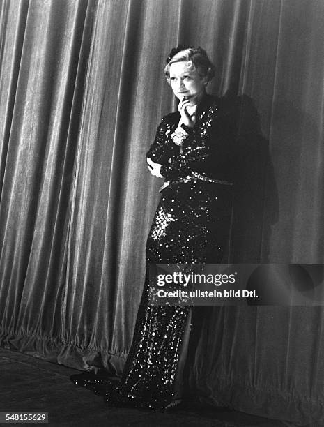 Weiser, Grethe *27.02..1970+ Actress, Germany - standing at the theater curtain in a black sequin evening dress - 1937 - Photographer: Regine Relang...