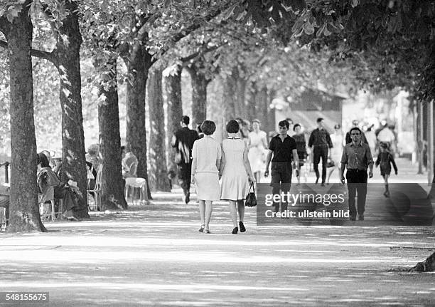 People, women and men on the tree-lined road Koenigsallee, avenue, promenade, freetime, springtime, D-Duesseldorf, Rhine, North Rhine-Westphalia -