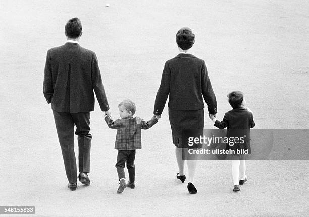 People, young family takes a walk, all go hand in hand, man, aged 25 to 35 years, woman, aged 25 to 35 years, boy, aged 3 to 4 years, girl, aged 5 to...