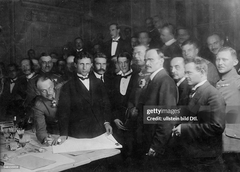 Signing of the Peace Treaty of Brest-Litovsk. View into the... Photo d