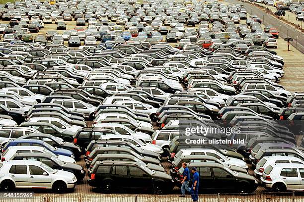 Neue PKW auf einer Autohändler - Sammelstelle bei Hannover - 2000