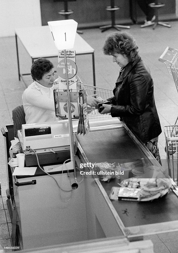 Economy, cashier and customer at a checkout counter in a supermarket, women, aged 40 to 50 years, aged 50 to 60 years, D-Oberhausen, D-Oberhausen-Sterkrade, Ruhr area, North Rhine-Westphalia - 31.01.1981