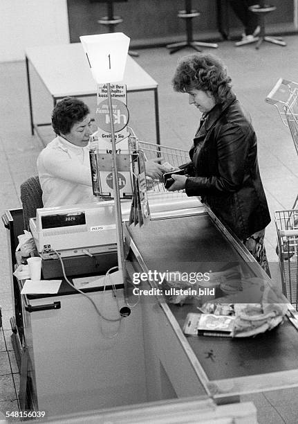 Economy, cashier and customer at a checkout counter in a supermarket, women, aged 40 to 50 years, aged 50 to 60 years, D-Oberhausen,...