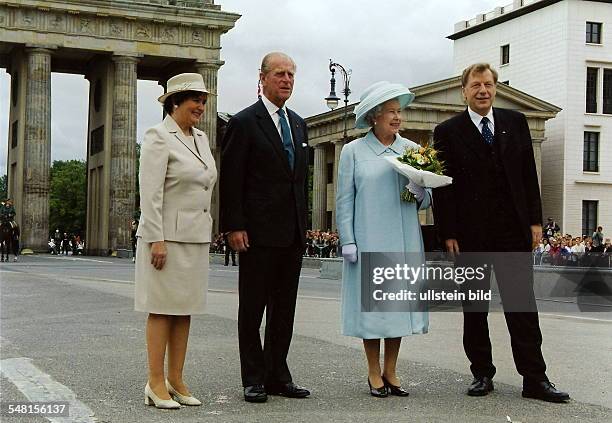 Besuch der englischen Königin Elizabeth II. In Berlin anlässlich der Einweihung der britischen Botschaft: Berlins Regierender Bürgermeister, Eberhard...