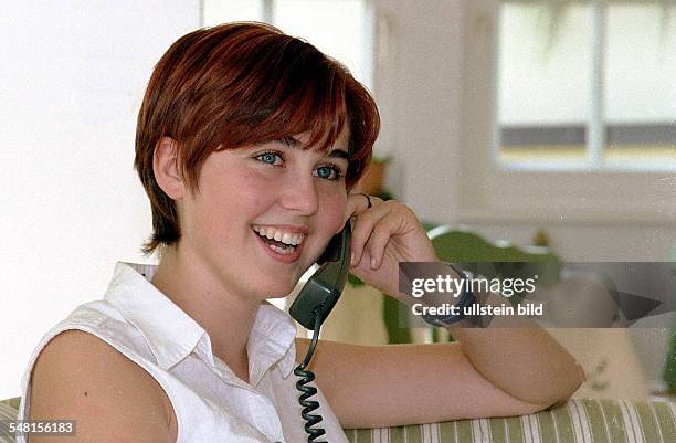 Junges Mädchen beim telefonieren - 1998
