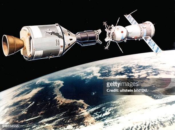 Zeichnerische Darstellung der Koppelung zwischen einem Apollo und einem Sojus Raumschiff im Weltraum über der Erde - 1972