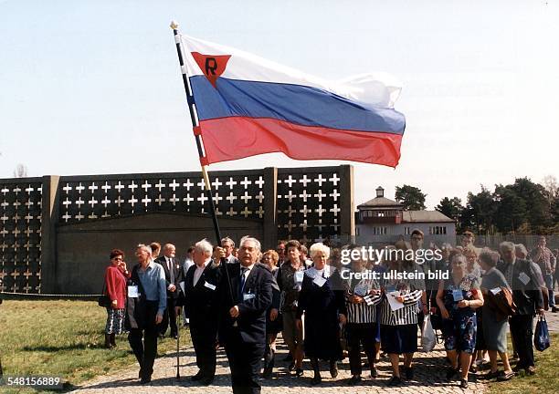 Gedenkfeier zum 50. Jahrestag der Befreiung des KZ Sachsenhausen : die russische Delegation beim Einmarsch zur Gedenkveranstaltung auf dem Gelände...