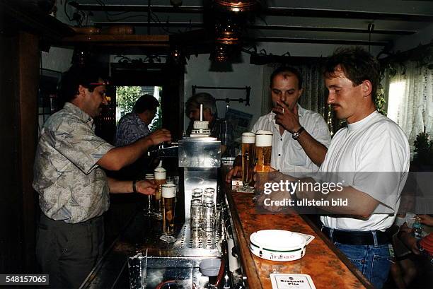 Biertrinker am Tresen einer Kneipe - 1996