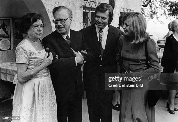 Boehm, Karl *28.08.1894-+ Dirigent, Oesterreich - mit Ehefrau Thea, Sohn Karlheinz und dessen Ehefrau Barbara Lass - 1974