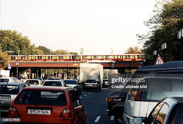 Stau auf der Strasse des 17. Juni am S-Bahnhof Tiergarten, auf der Brücke fährt ein S-Bahnzug - 1997