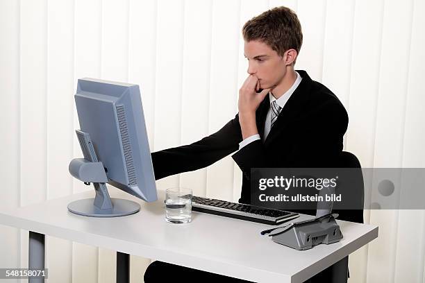 Man W Computer 163 Mensch Am Computer Photos & High Res Pictures - Getty Images