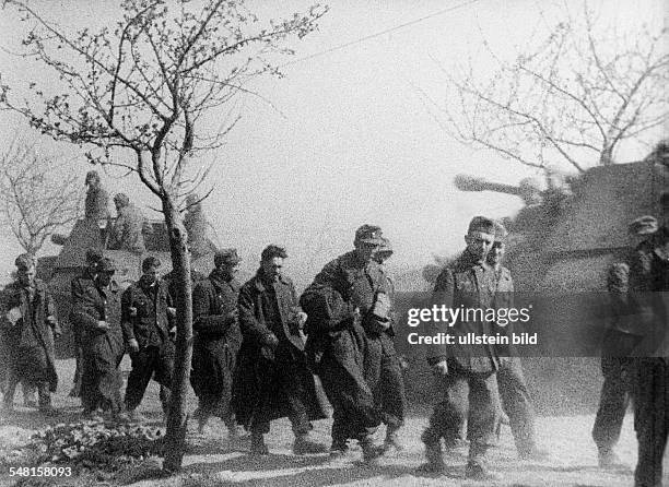 Begegnung im Umland von Berlin: deutsche Soldaten auf dem Weg in die Gefangenschaft, Rotarmisten auf Selbstfahrlafetten auf der Fahrt in die Stadt -...