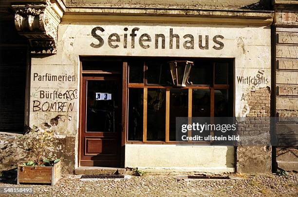 Ehemalige Drogerie, Seifenhaus in der Rykestrasse in Berlin Prenzlauer Berg - 1998