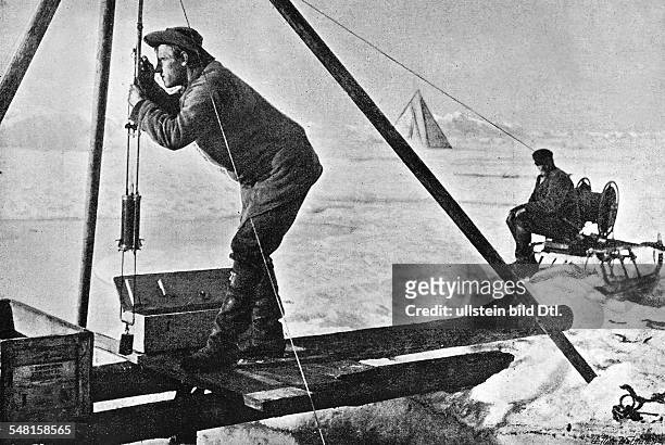 Nansen, Fridtjof *10.10.1861-+ Polarforscher, Zoologe, Staatsmann, Norwegen Friedensnobelpreis 1922 - beim Ablesen des Tiefsee-Thermometers -...
