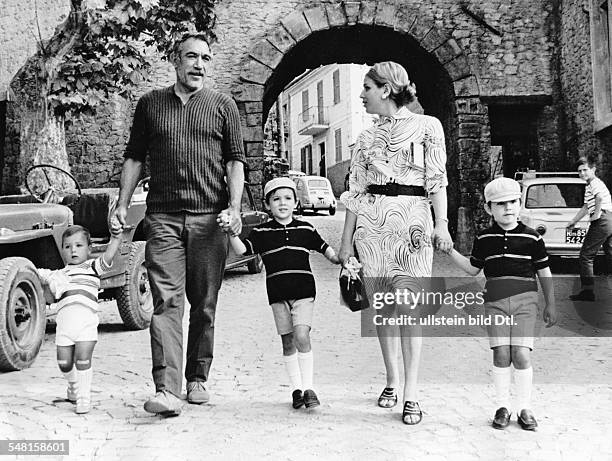 Italy Lazio Roma : Quinn, Anthony *21.04..2001+ Actor, painter and writer, USA - with his wife Yolanda and his children walking in Rome - 1968 -...