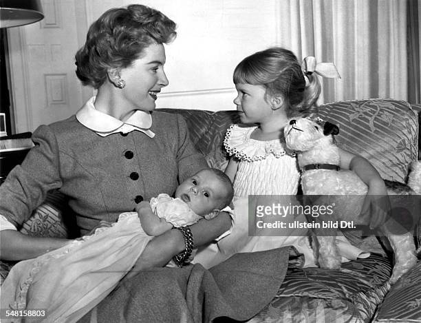 Kerr, Deborah *-+ Schauspielerin, GB - mit ihren Toechtern Francesca Ann und Melanie - 1954