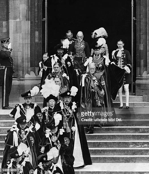 Edward VIII. Of the United Kingdom - Duke of Windsor, Prince of Wales *23.06.1894-28..05.1972+ - Investiture, participants leaving the St. George...