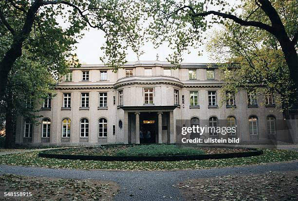 Aussenansicht der Villa am Grossen Wannsee 56-58; 1914/15 für den Fabrikanten Ernst Marlier von Paul O. Baumgarten erbaut; am fand hier unter dem...