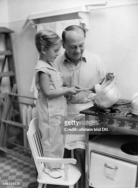 Vespermann, Kurt - Actor, Germany *01.05.1887-+ cooking with his son Gerd - Photographer: Zander & Labisch - 1931 Vintage property of ullstein bild