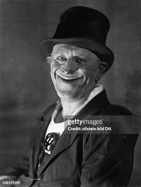 Grock *10.01.1880-+ Clown, composer and musician, Switzerland - portrait with top hat - 1925 - Photographer: James E. Abbe - Published by: 'Uhu' 1,...