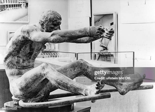 Germany, Berlin, Olympic games 1936, art exhibition, artworks from Italy: Sulky driver by Italian sculptor Farpi Vignoli - Photographer: Paul Mai -...