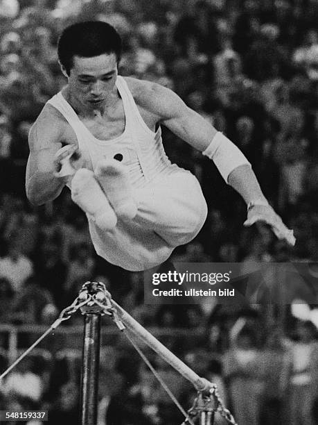 - Der Olympiasieger im Mehrkampf Sawao Kato bei einer Übung am Reck - September 1972