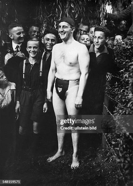 Record holder for 20 years in the swim through the English Channel - Portrait with his fans - undated - Photographer: Walter Gircke Vintage property...