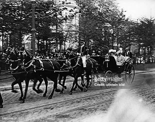 Cecilie zu Mecklenburg *20.09.1886-+ Kronprinzessin, D Ehefrau von Kronprinz Wilhelm von Preussen - in einer mehrspaennigen Kutsche sitzend bei einer...