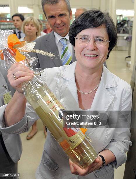 Lieberknecht, Christine - Politician, CDU, Germany, Prime Minister of Thuringia - Visit to the factory producing the grain schnapps 'Nordhaeuser...