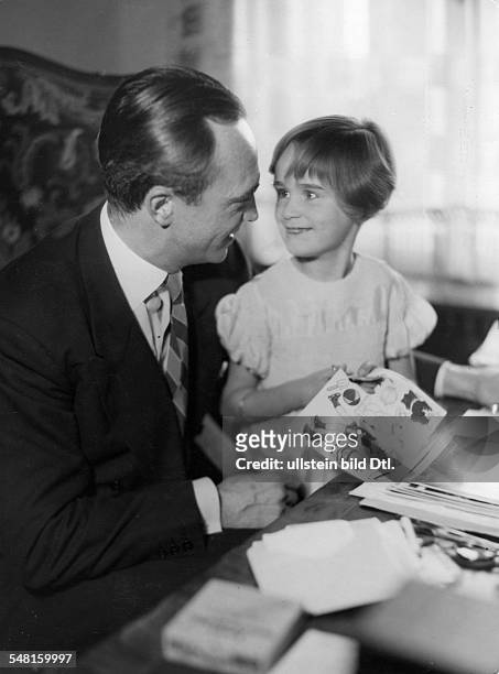 Veidt, Conrad - Actor, Germany *22.01.1893-03. 04.1943+ - with his daughter Vera Viola - Photographer: Zander & Labisch - 1931 Vintage property of...