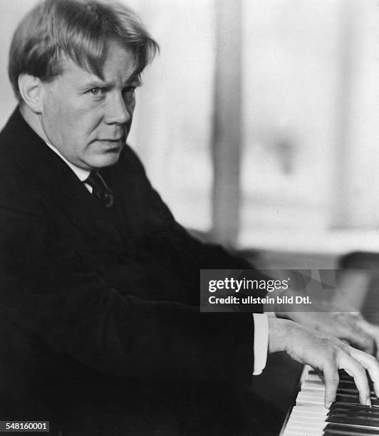 Identisch mit Bild Fischer, Edwin *06.10.1886-+ Pianist, Dirigent, Schweiz - Halbportrait am Fluegel - undatiert Fotografin: Lotte Jacobi