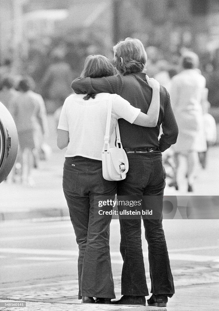 People, young couple, embracement, aged 16 to 20 years - 07.08.1972