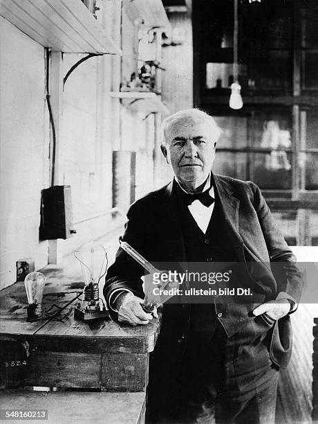 Edison, Thomas Alva *11.02.1847-+ Erfinder, Unternehmer, USA Entwickelte 1879 die Gluehlampe - Halbportrait, mit der von ihm entwickelten...