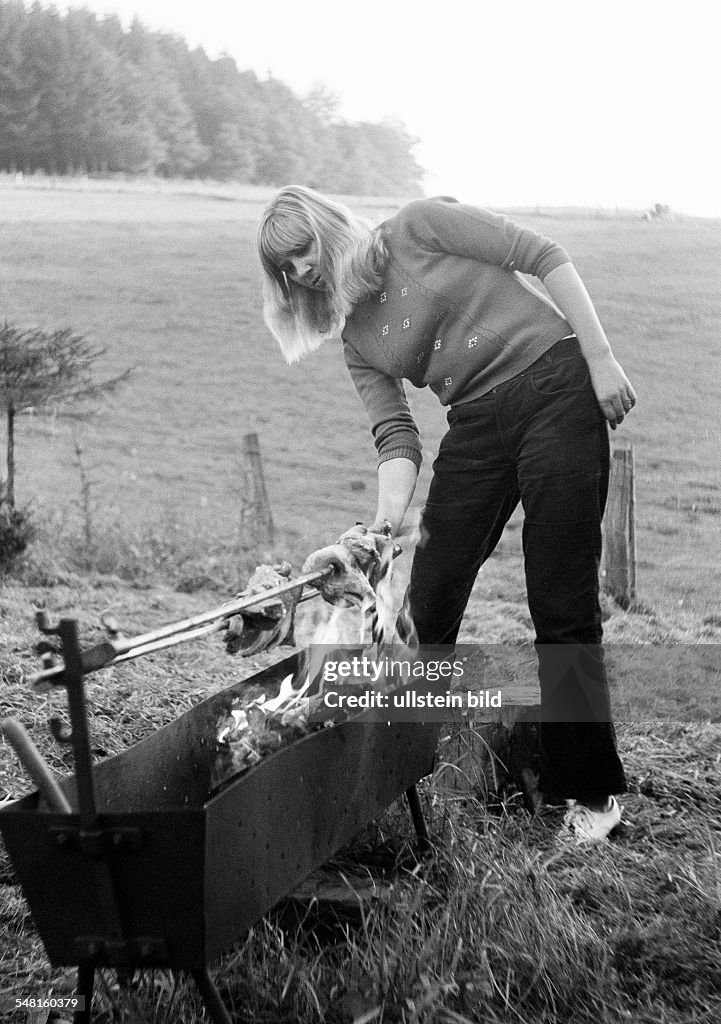 People, freetime, barbecue in the country, young woman turns a roast on the charcoal grill, aged 20 to 30 years, Kriemhild - 19.09.1970