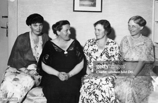 Wagner, Winifred *23.06.1897-+ Director of the Bayreuth Festival untill 1944, Great Britain Daughter-in-law of Richard Wagner from the left: Crown...