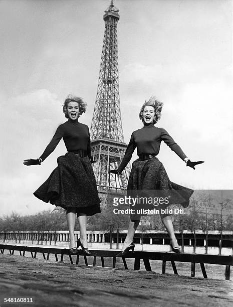 Kessler, Alice und Ellen 'Kessler-Zwillinge' *- Taenzerinnen, Schauspielerinnen, Saengerinnen, D - vor dem Eiffelturm - undatiert