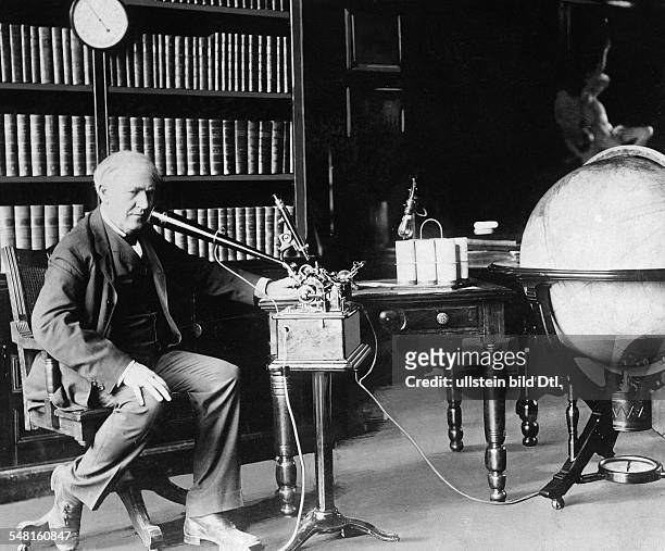 Edison, Thomas Alva *11.02.1847-+ Erfinder, Unternehmer, USA Entwickelte 1879 die Gluehlampe - Ganzkoerperaufnahme, sitzt im Arbeitszimmer vor einer...