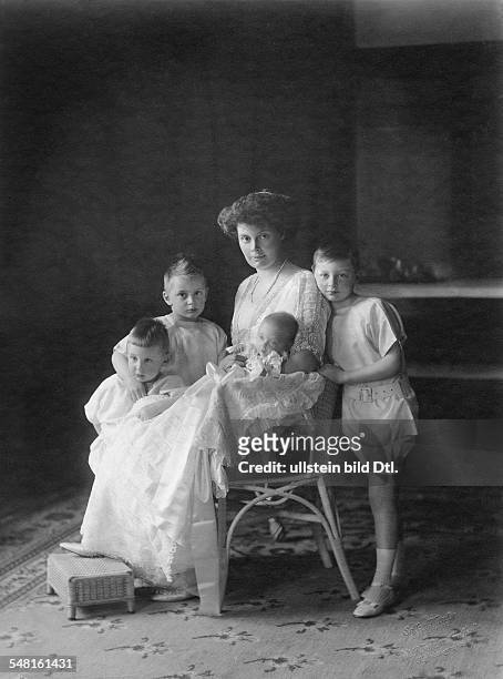 Cecilie zu Mecklenburg *20.09.1886-+ Kronprinzessin, D Ehefrau von Kronprinz Wilhelm von Preussen - mit ihren Soehnen, v.l.n.r.: Hubertus, Louis...