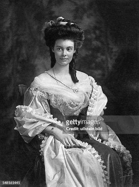 Cecilie zu Mecklenburg *20.09.1886-+ Kronprinzessin, D Ehefrau von Kronprinz Wilhelm von Preussen - Halbportrait - 1913 Aufnahme: Bieber