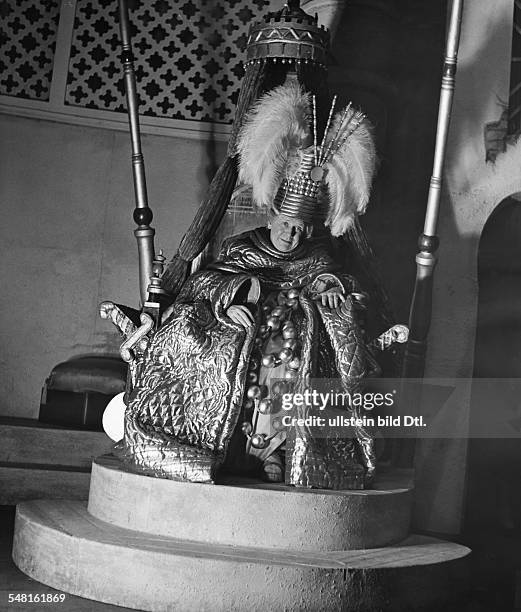 Schausfuss, Hans Hermann *13.07.1893-+ Actor, Germany - in the role of the King in a staging of the play 'Kleopatra die Zweite' - 1940 -...