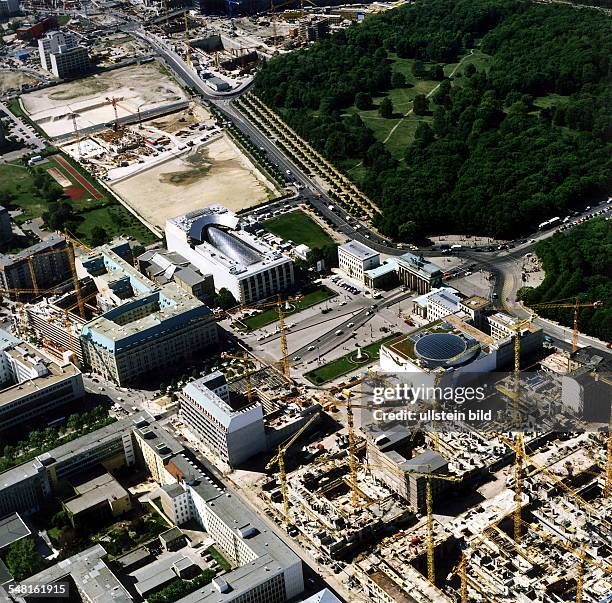 Luftaufnahme: Hotel Adlon, Baustelle Britsche Botschaft, Akademie der Künste, DG-Bank von Frank Gehry, Areal für die US-Botschaft, Haus Sommer ,...