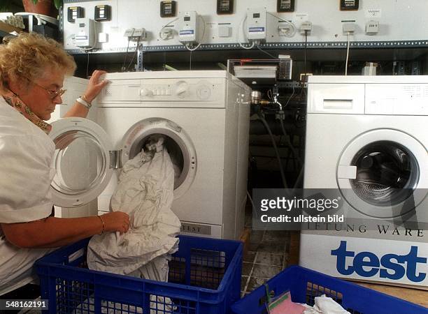 Waschmaschinentest bei 'Stiftung Warentest'. Eine Mitarbeiterin des Bundesamtes für Materialforschung in Berlin beim Beladen einer Waschmaschine. -...