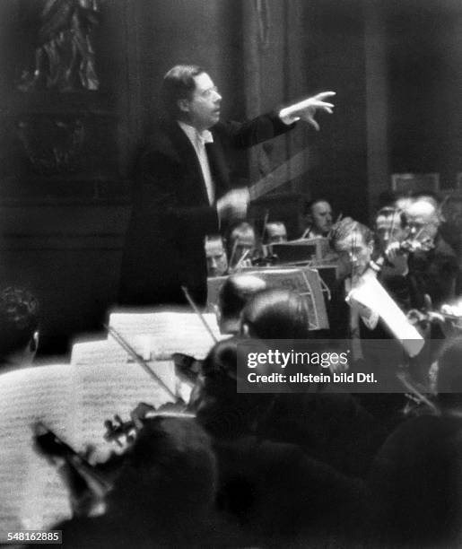 Boehm, Karl *28.08.1894-+ Dirigent, Oesterreich - dirigiert die Berliner Philharmoniker bei einem Konzert in Lissabon - 1941
