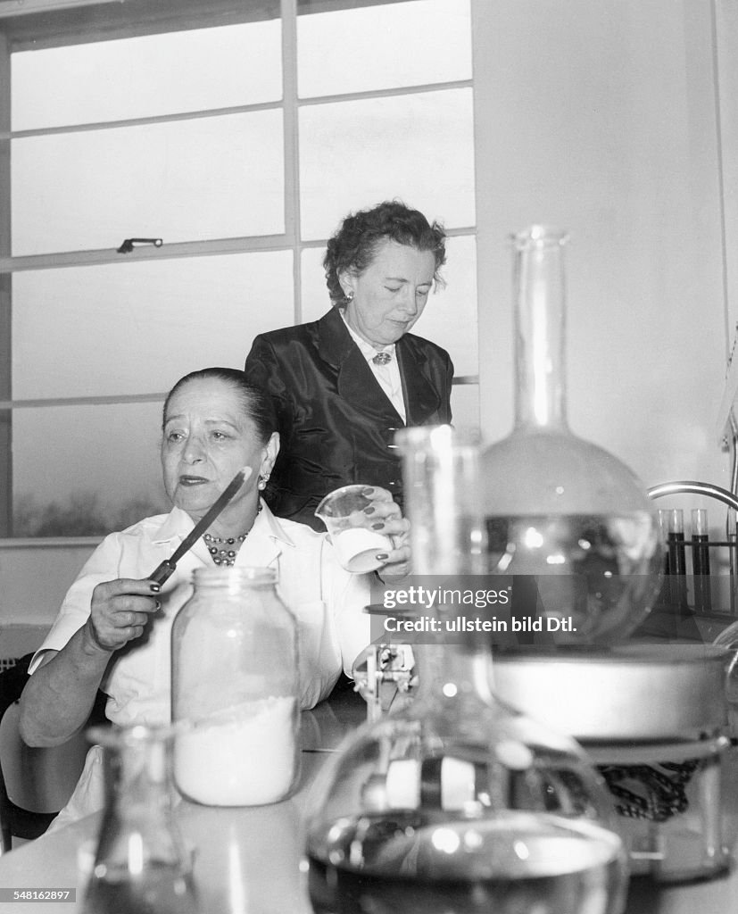 Helena Rubinstein, Unternehmerin, USA, im Labor, um 1954