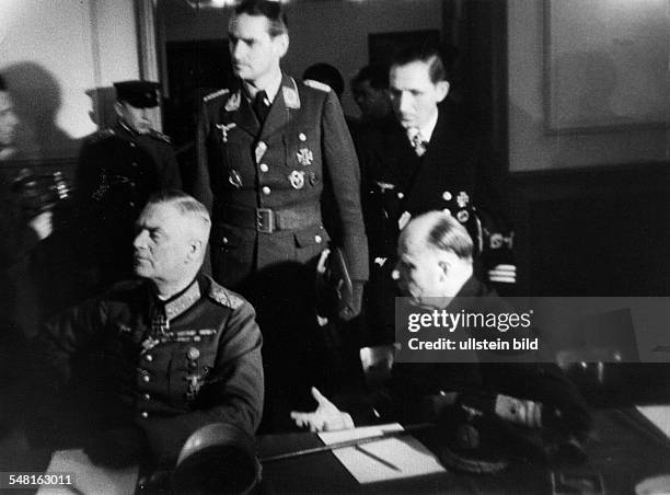Wiederholung der Unterzeichnung der bedingungslosen Gesamtkapitulation durch Vertreter des Oberkommandos der Wehrmacht im einstigen Kasino einer...